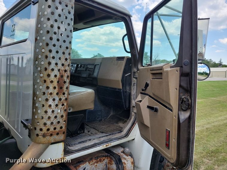 image for item JO9251 1990 International 4900  crane truck