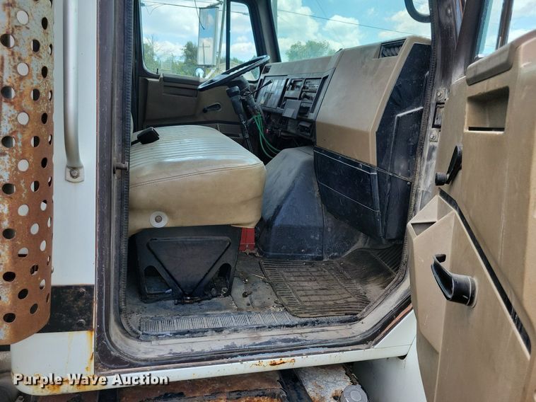 image for item JO9251 1990 International 4900  crane truck