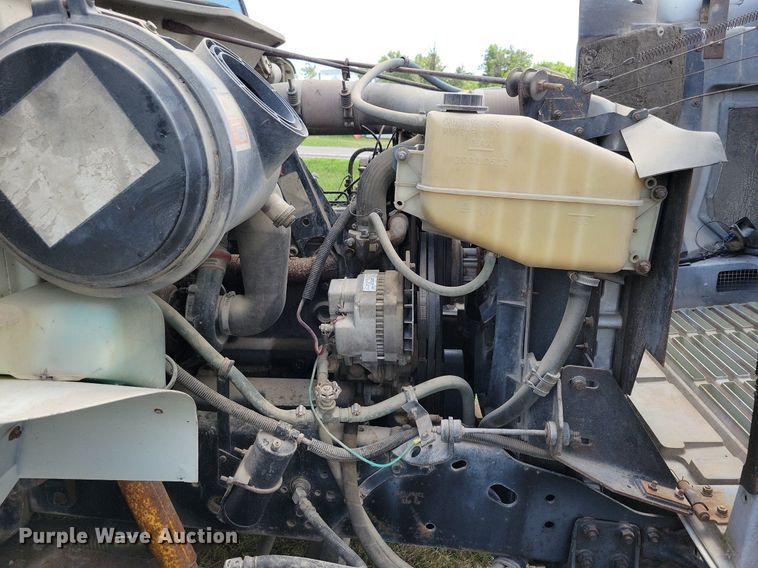 image for item JO9251 1990 International 4900  crane truck