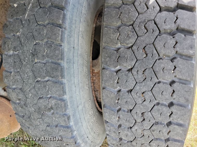 image for item JO9251 1990 International 4900  crane truck