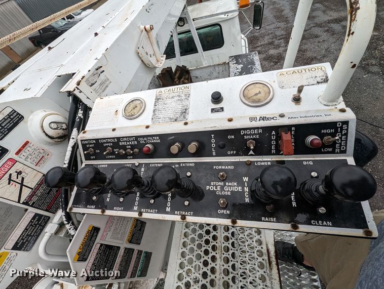 image for item KB9429 1998 International 4700  digger derrick truck