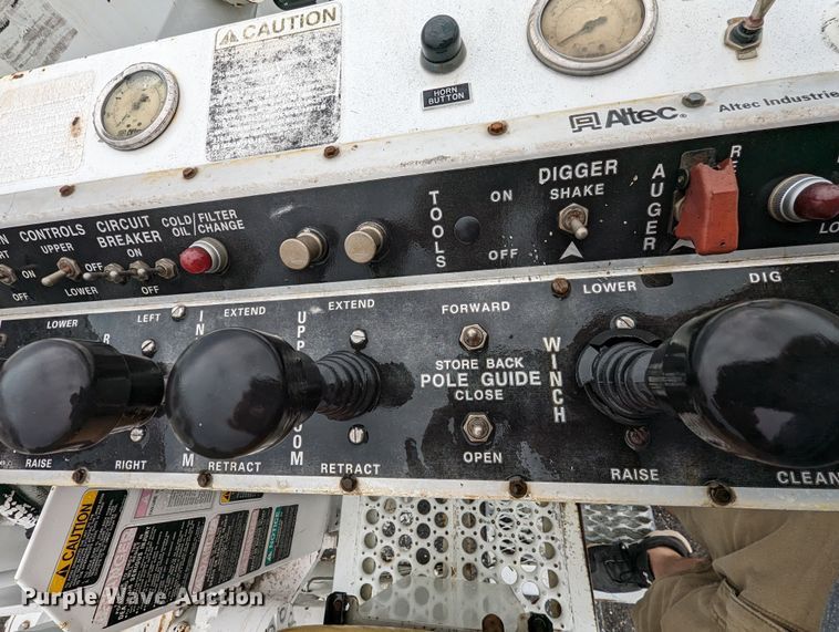 image for item KB9429 1998 International 4700  digger derrick truck