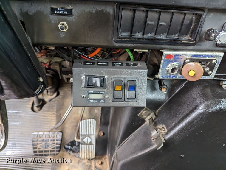 image for item KB9429 1998 International 4700  digger derrick truck