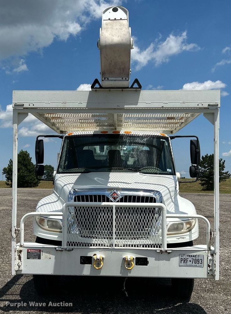 image for item KW9226 2010 International 4400  bucket truck