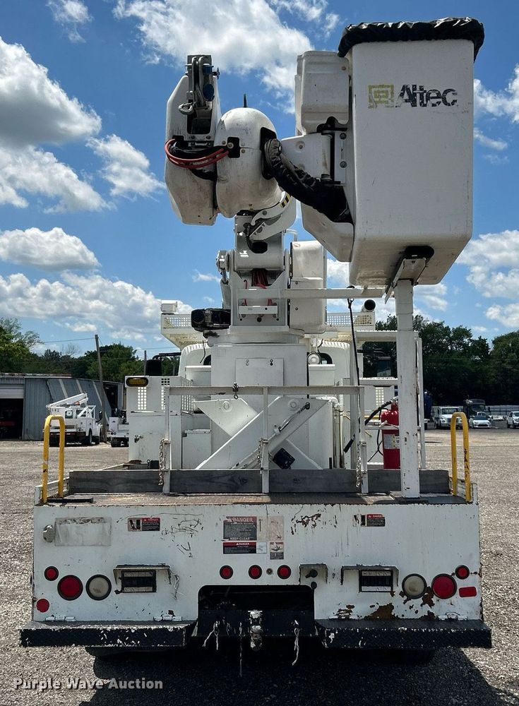 image for item KW9226 2010 International 4400  bucket truck
