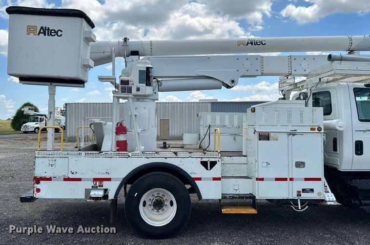 image for item KW9226 2010 International 4400  bucket truck