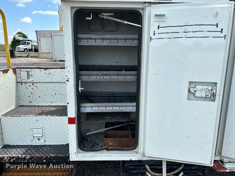 image for item KW9226 2010 International 4400  bucket truck