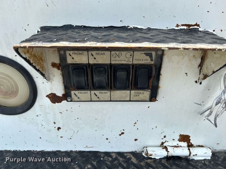 image for item KW9226 2010 International 4400  bucket truck