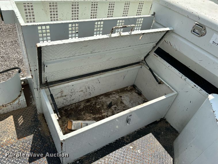 image for item KW9226 2010 International 4400  bucket truck