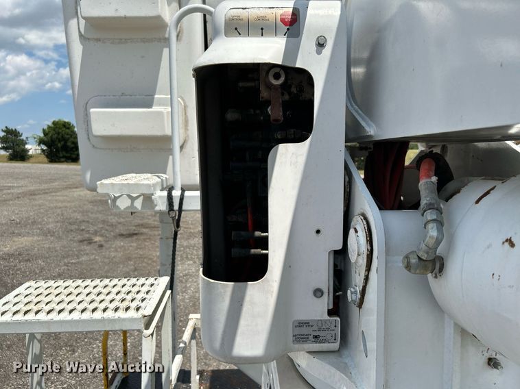image for item KW9226 2010 International 4400  bucket truck