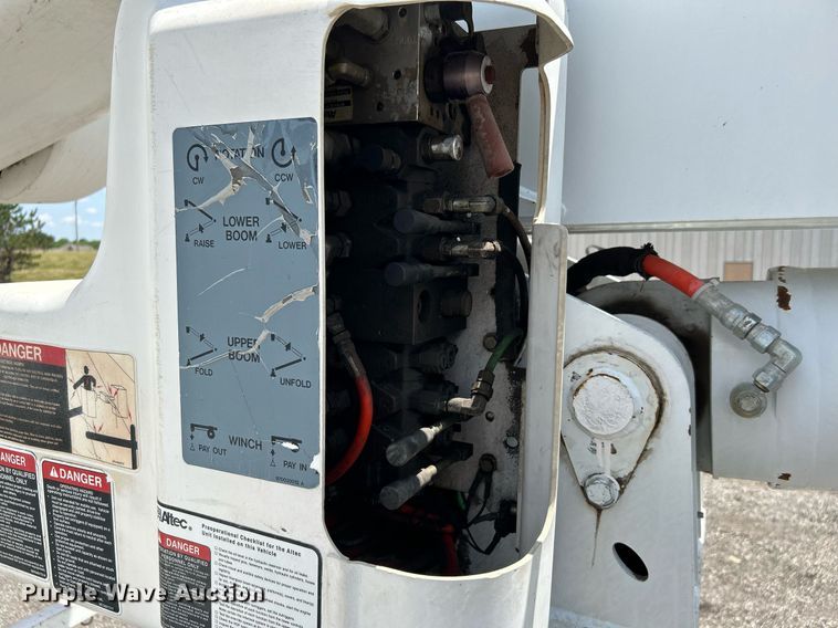 image for item KW9226 2010 International 4400  bucket truck