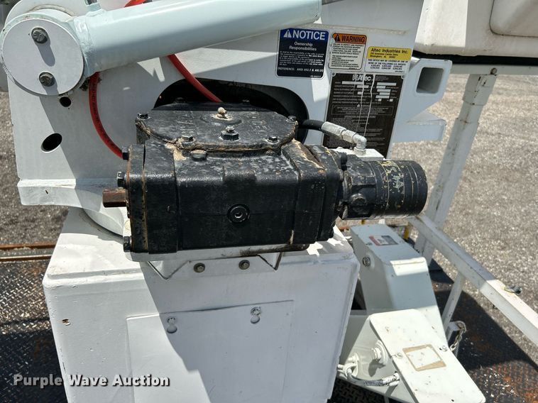 image for item KW9226 2010 International 4400  bucket truck