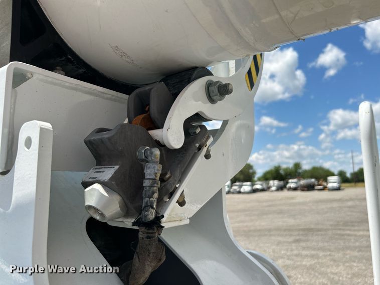 image for item KW9226 2010 International 4400  bucket truck