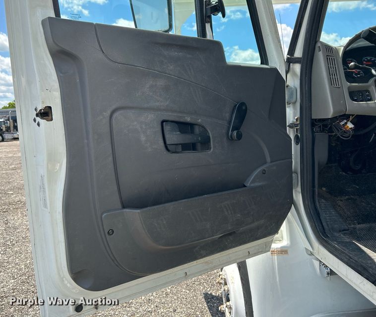 image for item KW9226 2010 International 4400  bucket truck