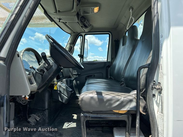 image for item KW9226 2010 International 4400  bucket truck