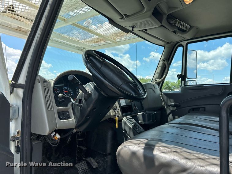 image for item KW9226 2010 International 4400  bucket truck