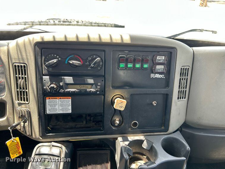 image for item KW9226 2010 International 4400  bucket truck