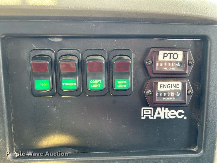 image for item KW9226 2010 International 4400  bucket truck