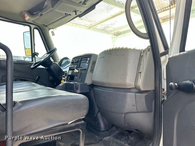 image for item KW9226 2010 International 4400  bucket truck