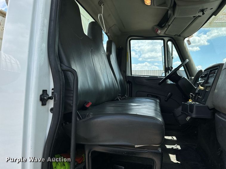 image for item KW9226 2010 International 4400  bucket truck