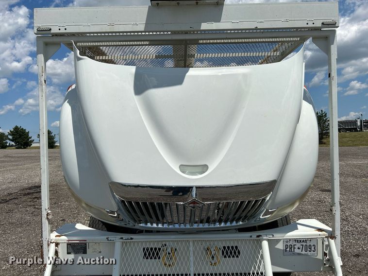 image for item KW9226 2010 International 4400  bucket truck