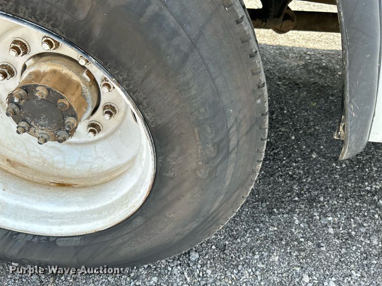 image for item KW9226 2010 International 4400  bucket truck