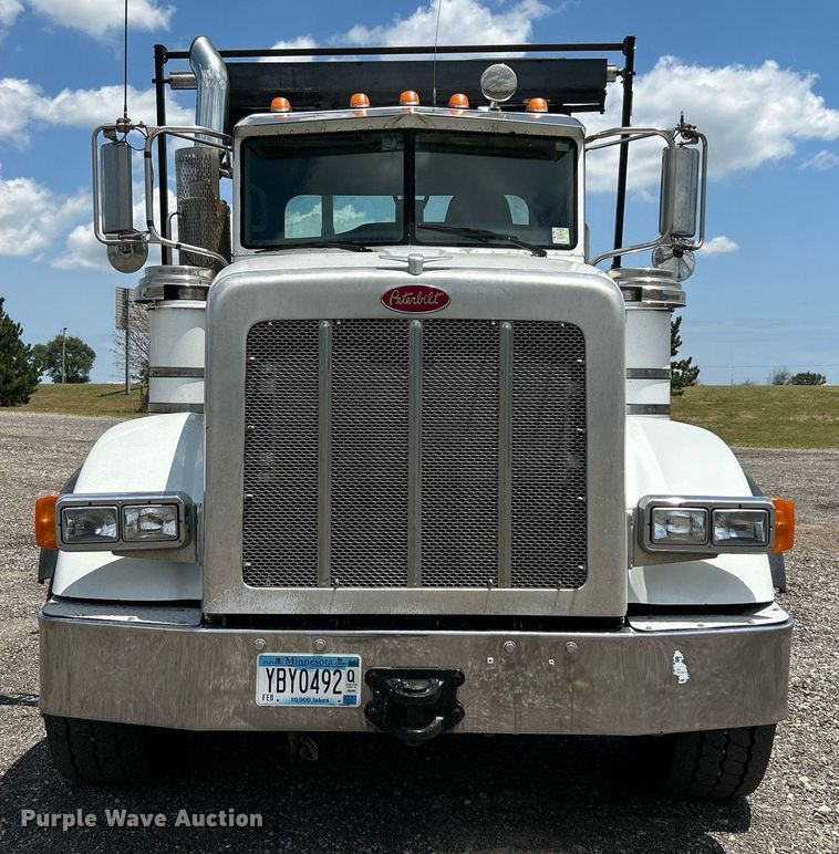 image for item KW9227 2011 Peterbilt 367  roll-off container truck