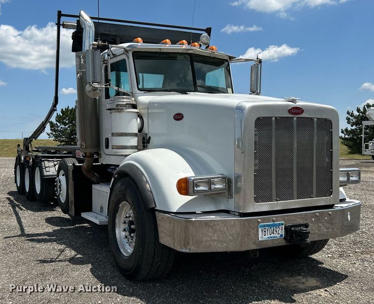 image for item KW9227 2011 Peterbilt 367  roll-off container truck