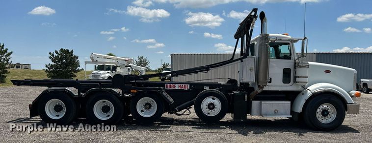 image for item KW9227 2011 Peterbilt 367  roll-off container truck