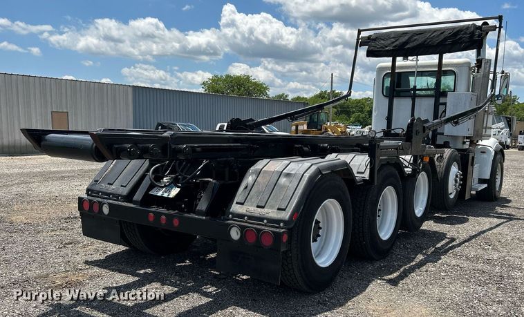 image for item KW9227 2011 Peterbilt 367  roll-off container truck