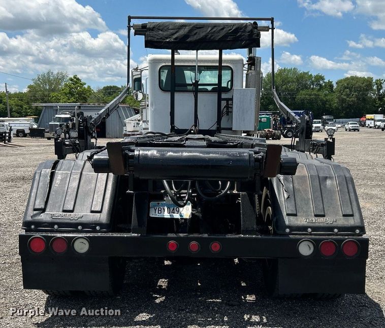 image for item KW9227 2011 Peterbilt 367  roll-off container truck