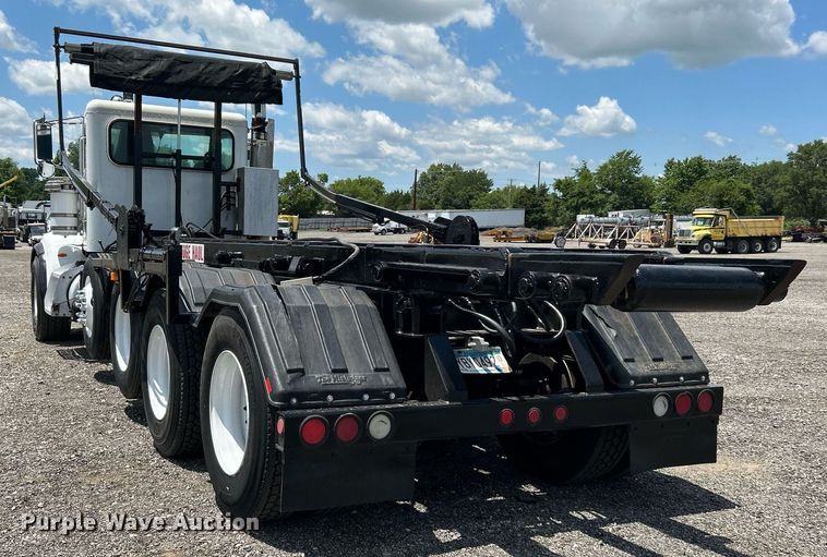 image for item KW9227 2011 Peterbilt 367  roll-off container truck