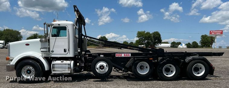 image for item KW9227 2011 Peterbilt 367  roll-off container truck