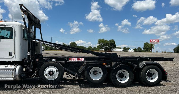 image for item KW9227 2011 Peterbilt 367  roll-off container truck