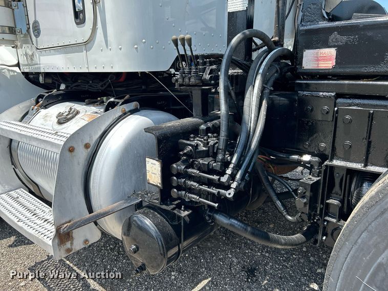 image for item KW9227 2011 Peterbilt 367  roll-off container truck