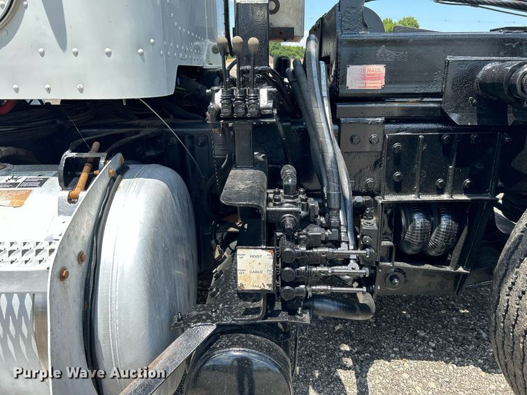 image for item KW9227 2011 Peterbilt 367  roll-off container truck