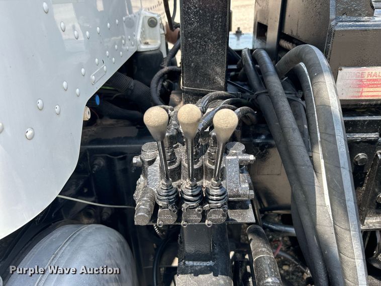 image for item KW9227 2011 Peterbilt 367  roll-off container truck