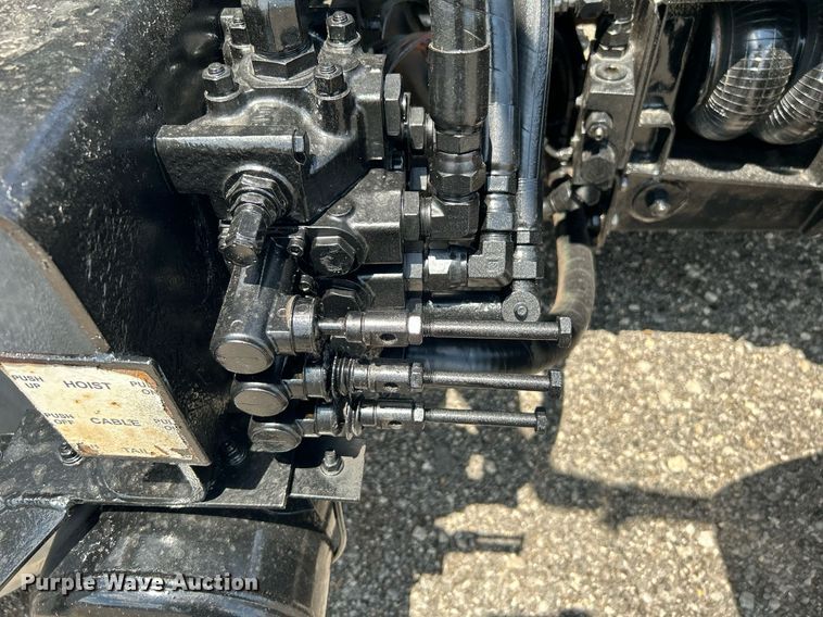 image for item KW9227 2011 Peterbilt 367  roll-off container truck