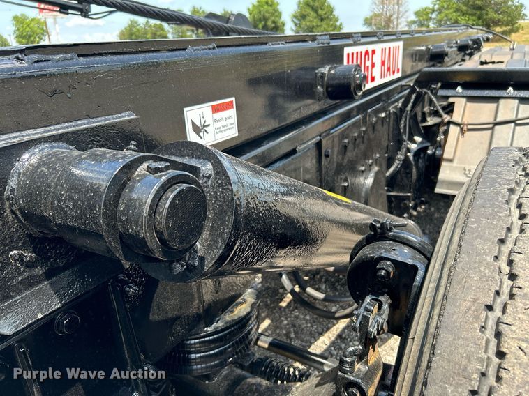 image for item KW9227 2011 Peterbilt 367  roll-off container truck