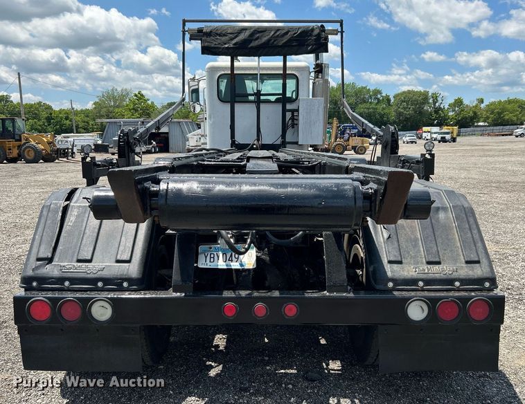 image for item KW9227 2011 Peterbilt 367  roll-off container truck