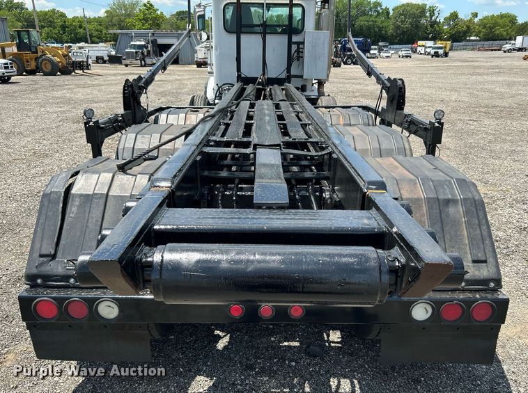 image for item KW9227 2011 Peterbilt 367  roll-off container truck