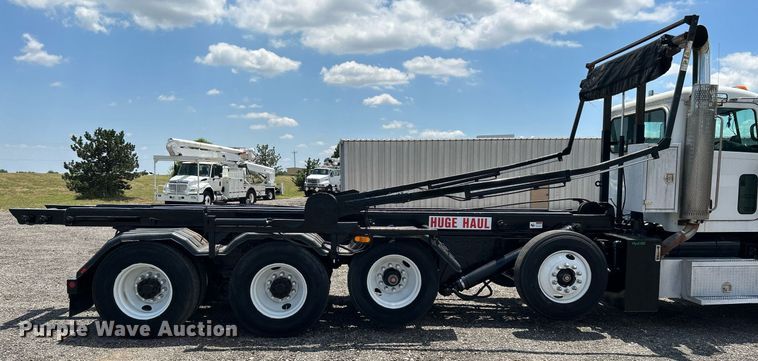 image for item KW9227 2011 Peterbilt 367  roll-off container truck