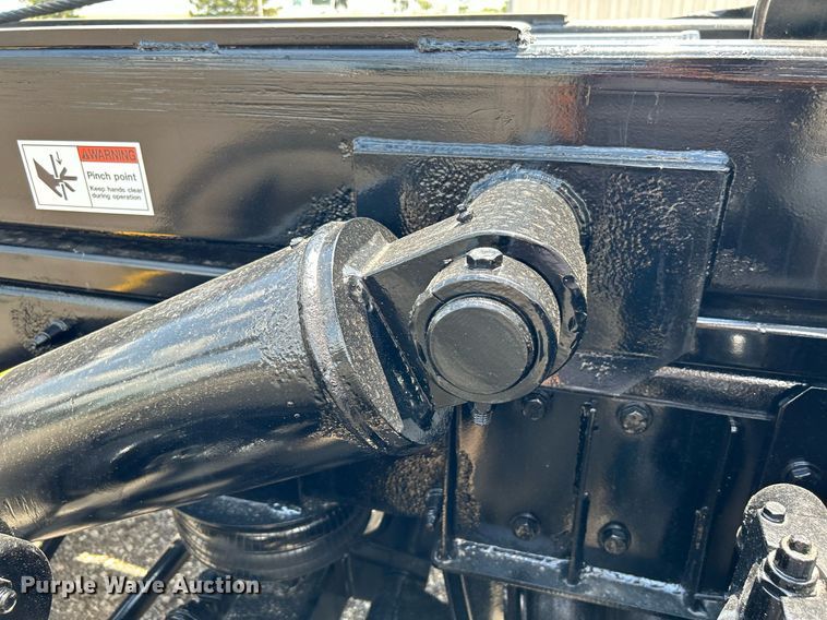 image for item KW9227 2011 Peterbilt 367  roll-off container truck