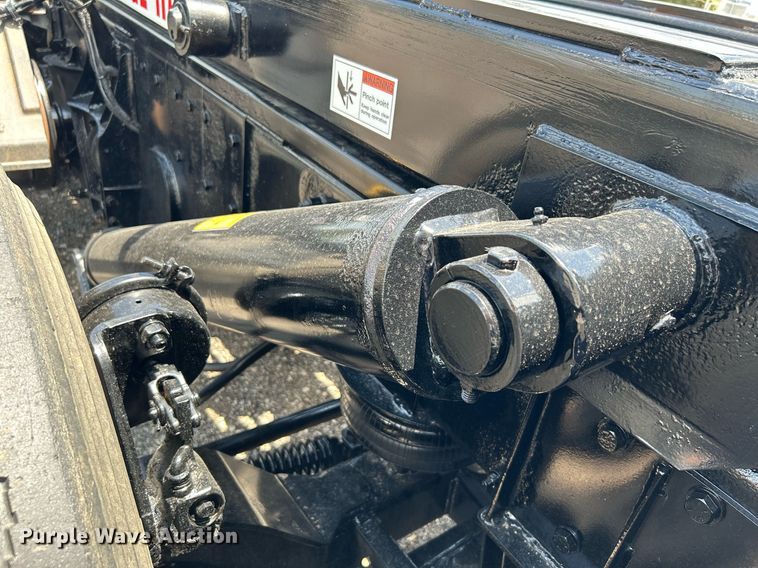 image for item KW9227 2011 Peterbilt 367  roll-off container truck