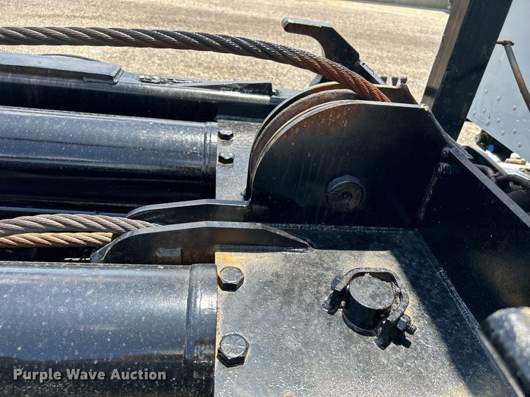 image for item KW9227 2011 Peterbilt 367  roll-off container truck