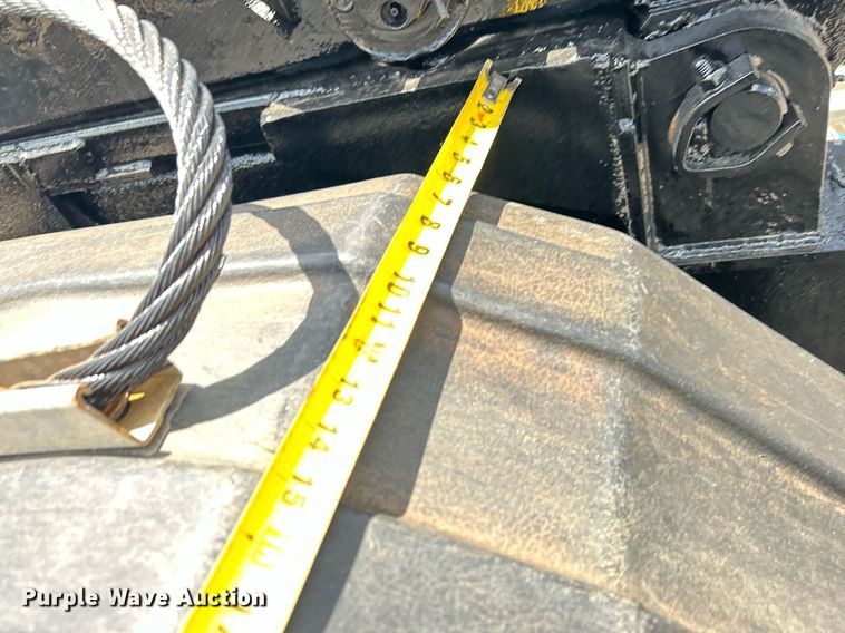 image for item KW9227 2011 Peterbilt 367  roll-off container truck