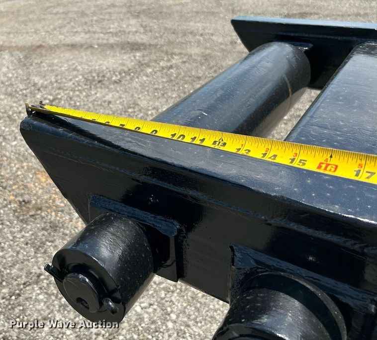 image for item KW9227 2011 Peterbilt 367  roll-off container truck