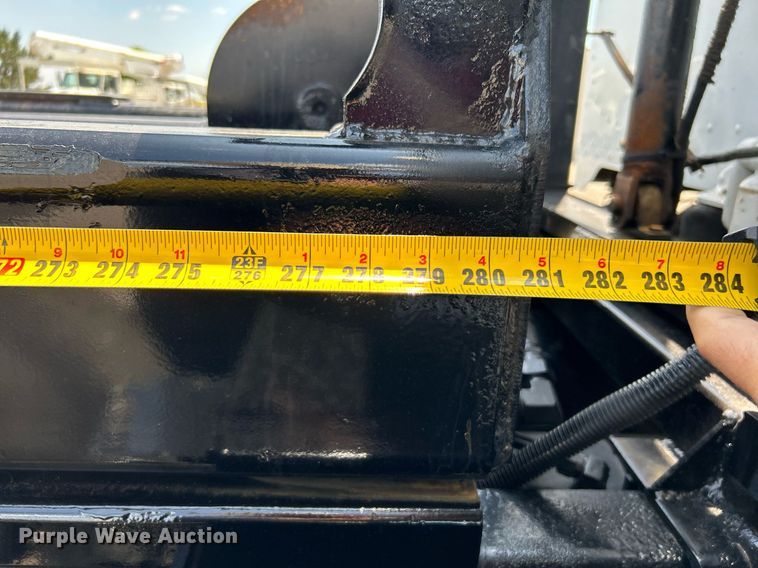 image for item KW9227 2011 Peterbilt 367  roll-off container truck