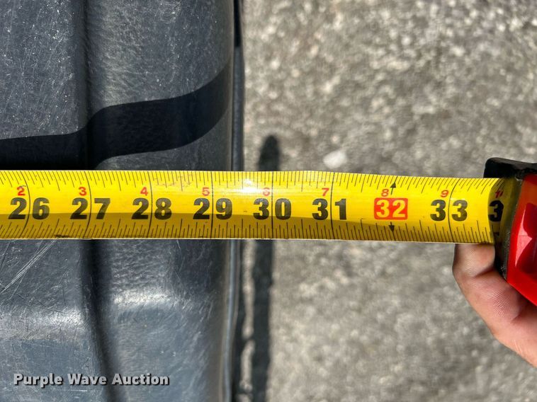 image for item KW9227 2011 Peterbilt 367  roll-off container truck