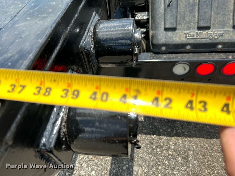 image for item KW9227 2011 Peterbilt 367  roll-off container truck